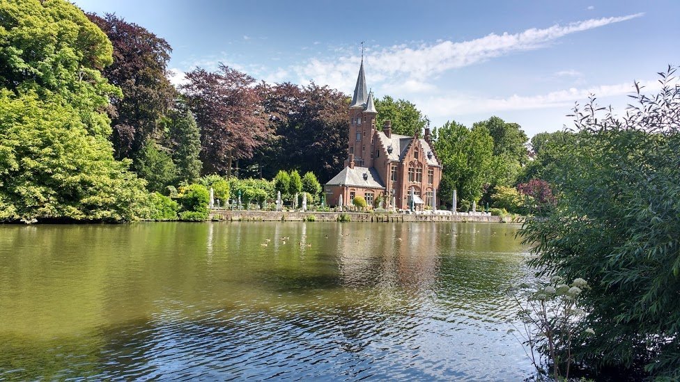 romantic Bruges - the beguinage lake